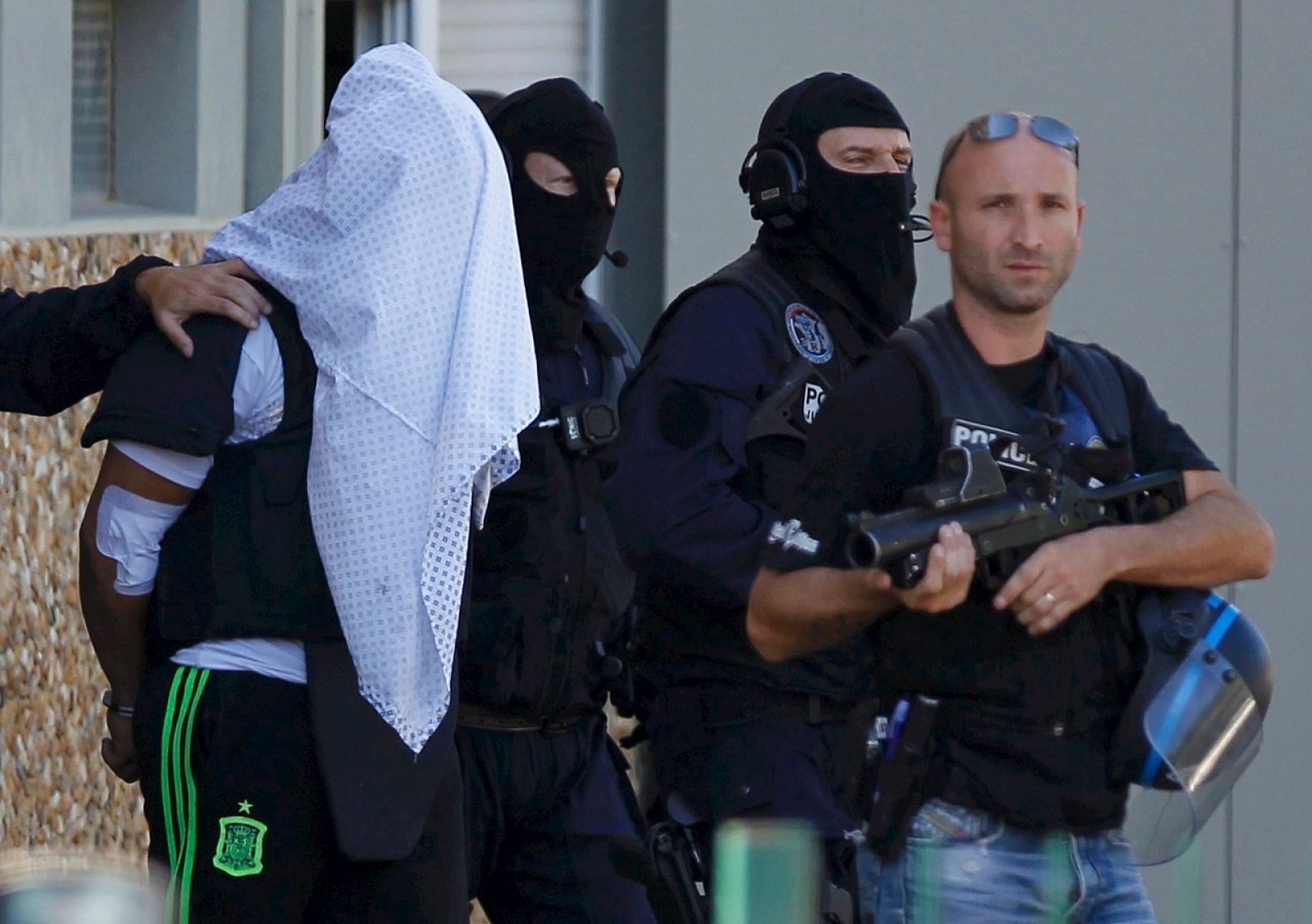 El presunto sospechoso del ataque en Lyon es escoltado durante la investigación.