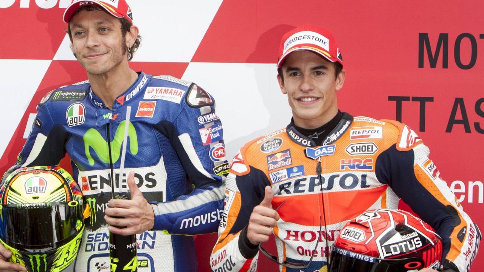 El piloto italiano Valentino Rossi, a la izquierda, junto a Marc Márquez en Assen / REUTERS