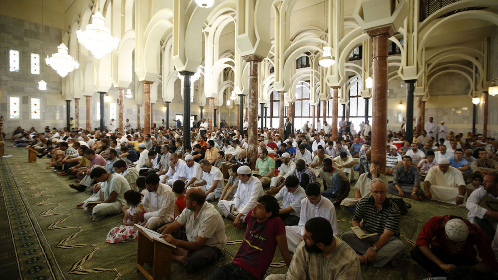 Un grupo de musulmanes reza en la mezquita de la M-30 de Madrid