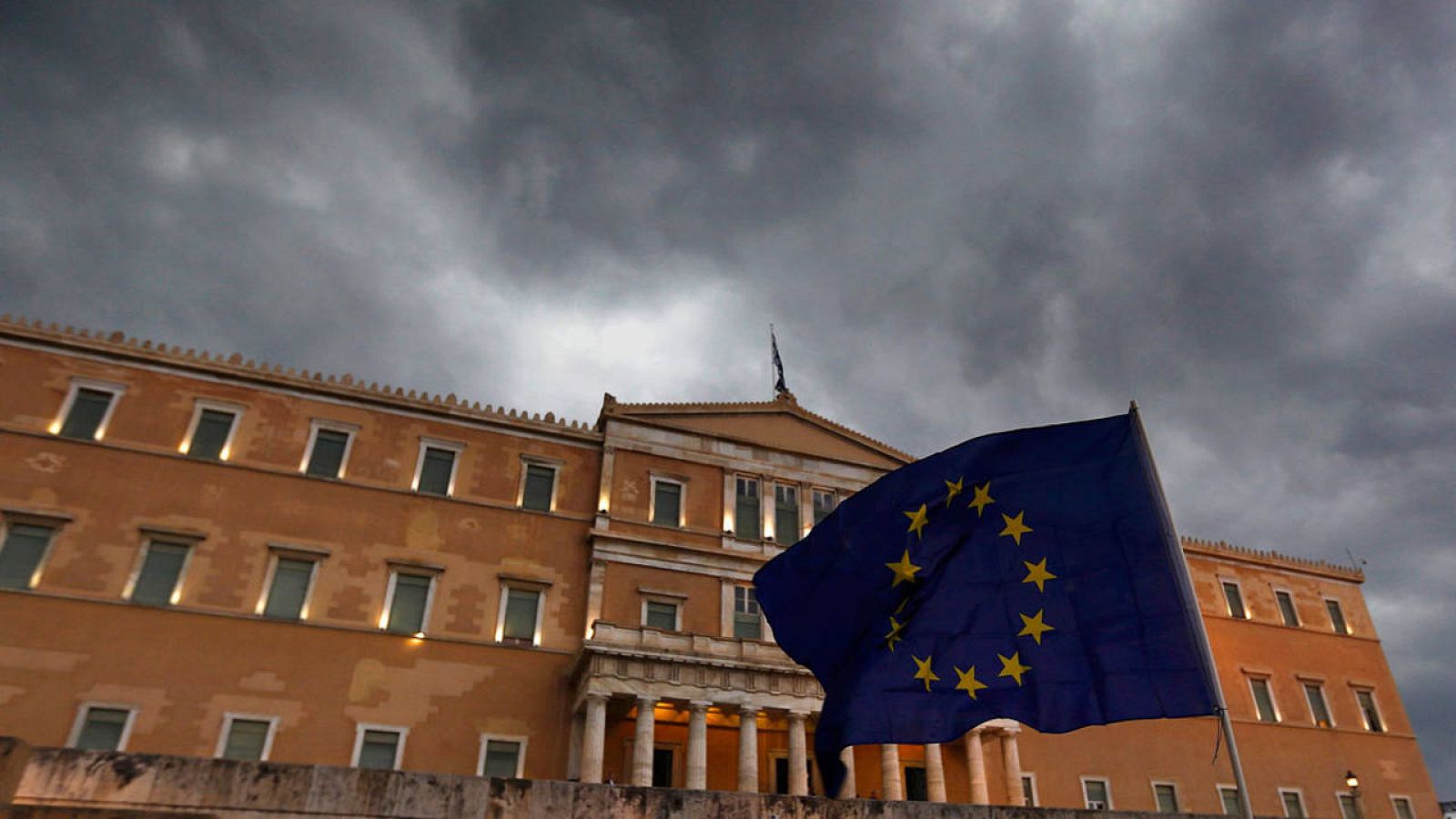 Una bandera de la UE ondea delante del Parlamento en Atenas