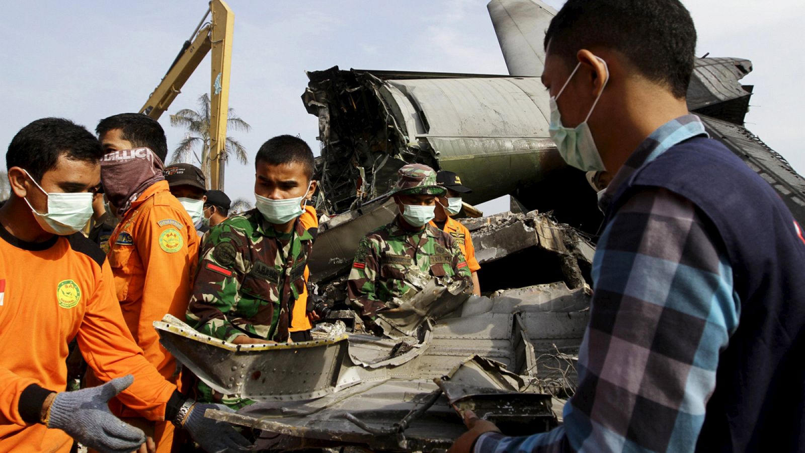 Soldados y miembros de los equipos de rescate de Indonesia buscan supervivientes entre los escombros del C-130 que se estrelló el martes en Sumatra.