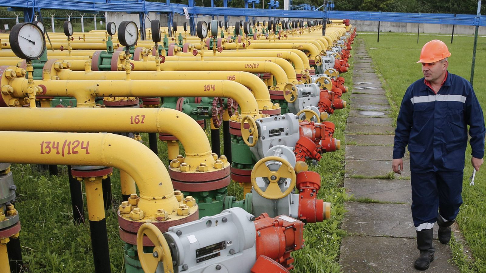 Un operario revisa las instalaciones de la central de almacenaje de gas de Dashava, al oeste de Ucrania