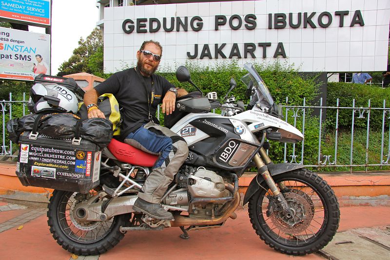 Miquel Mirando el cartel de Jakarta