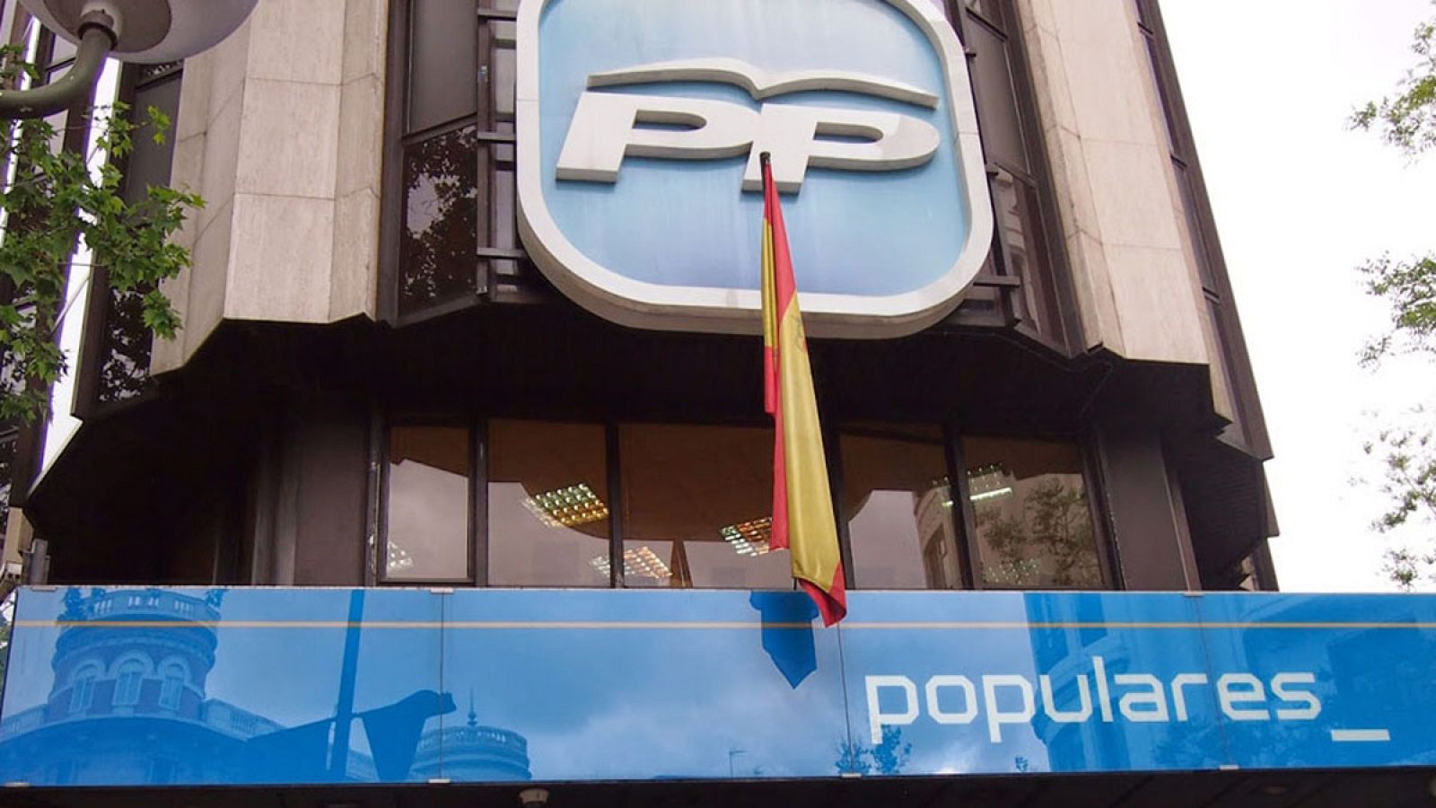 Detalle de la entrada de la sede del PP, en la calle Génova de Madrid.
