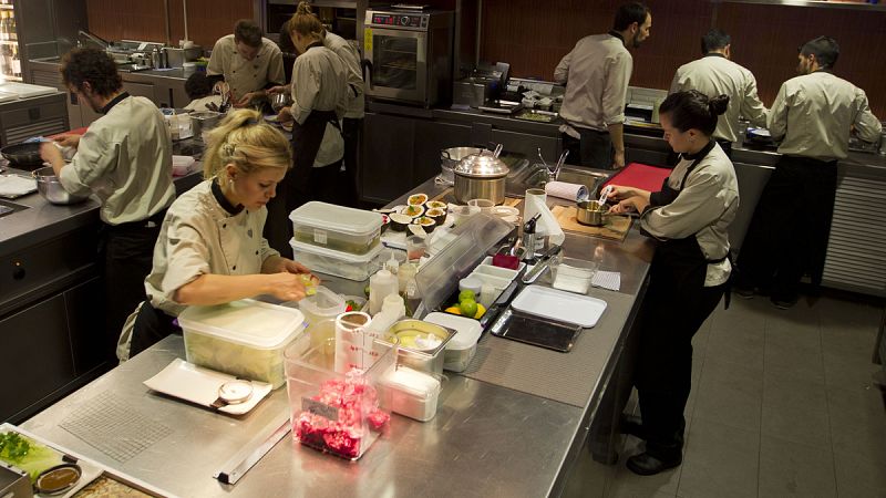 Cocineros trabajando en un restaurante en Ibiza