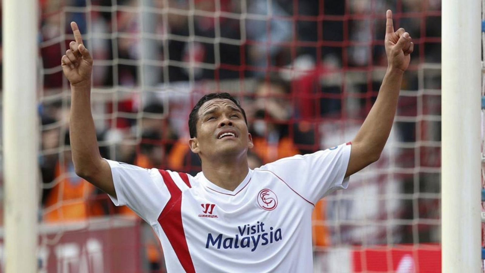 El delantero colombiano Carlos Bacca abandona el Sevilla para  fichar por el AC Milan.