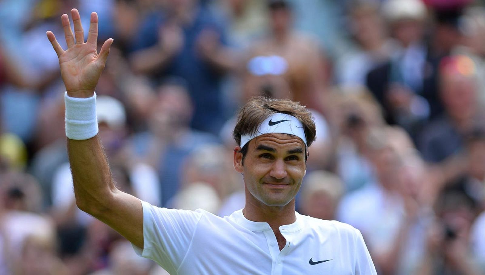 Federer sigue con paso muy firme en la hierba de Wimbledon.