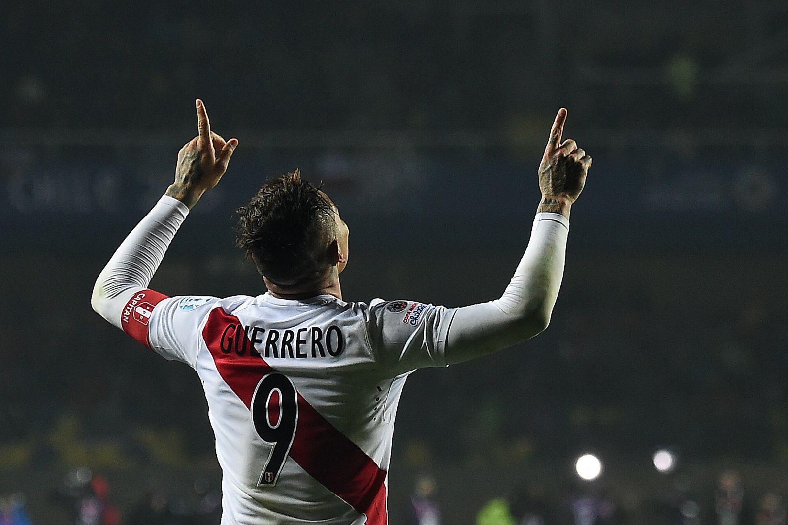 El peruano Paolo Guerrero celebra su gol durante el partido por el tercer y cuarto puesto.
