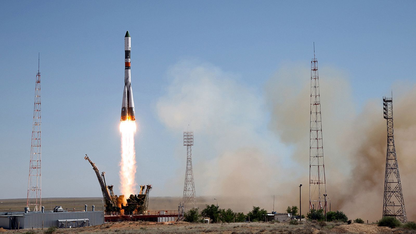 El carguero espacial Progress M-28M, en el momento de su lanzamiento desde el cosmódromo de Baikonur (Kazajistán).
