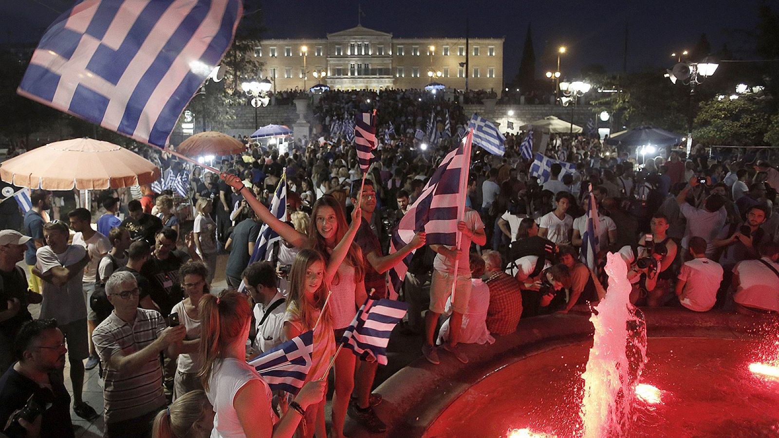 Partidarios del 'no' celebran el resultado en la plaza Syntagma de Atenas