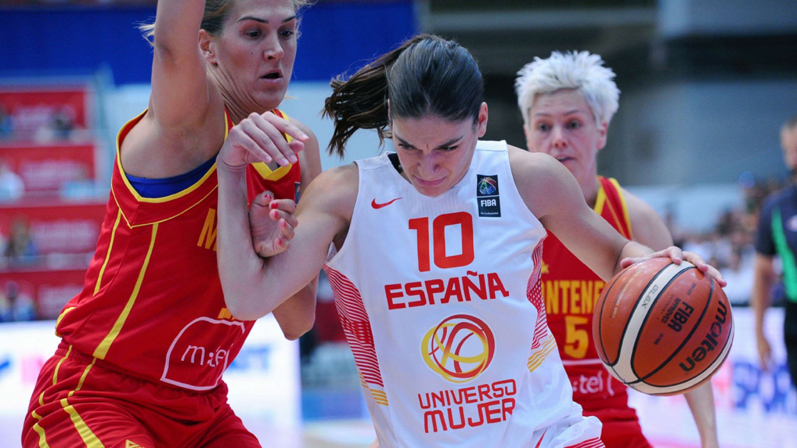 Marta Xargay jugando con la selección española