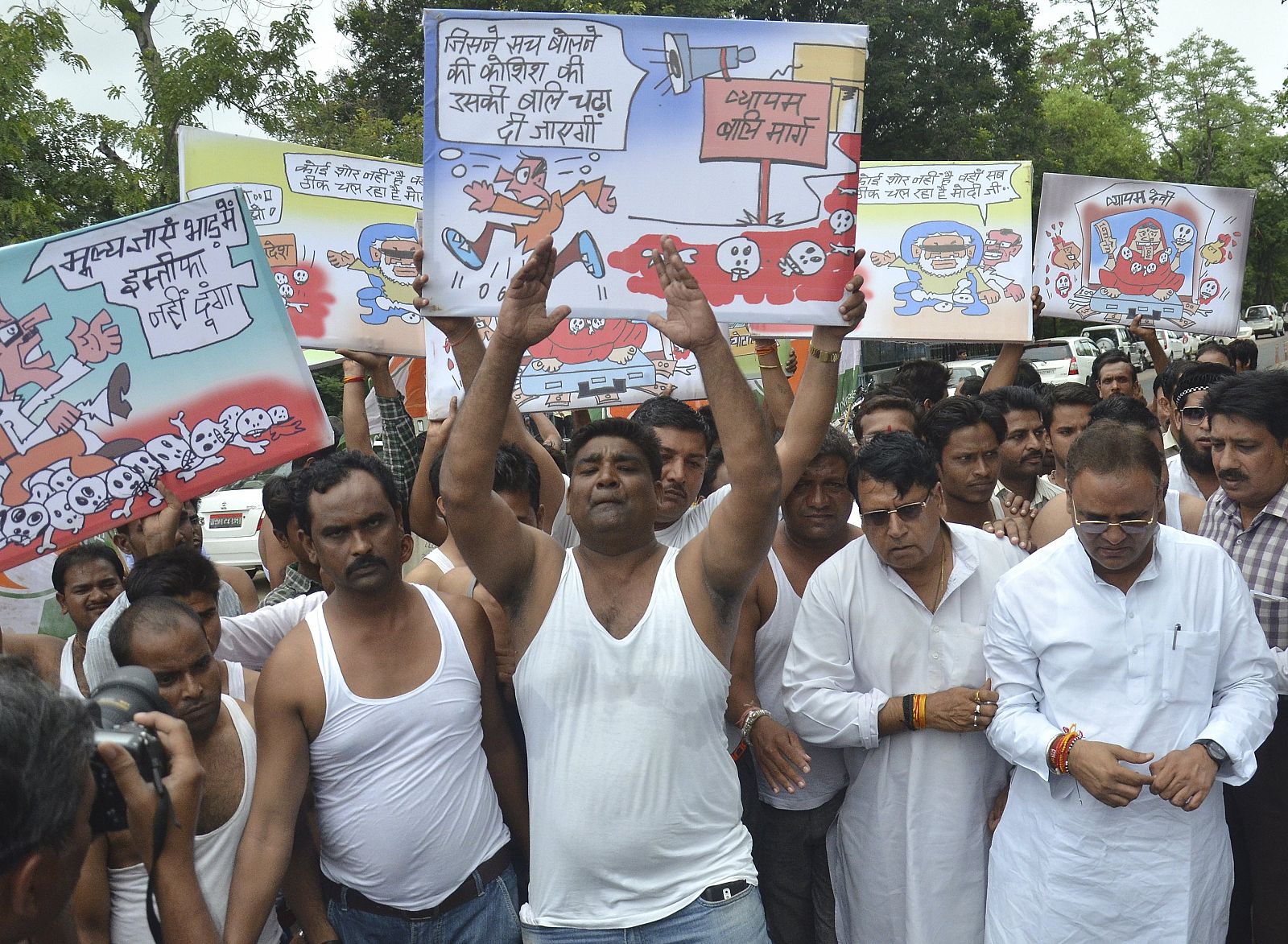 Activistas de la oposición en una protesta demandan la dimisión del Jefe de ministros del estado de Mashya Pradesh, Shivraj Singh Chouhan , en India.