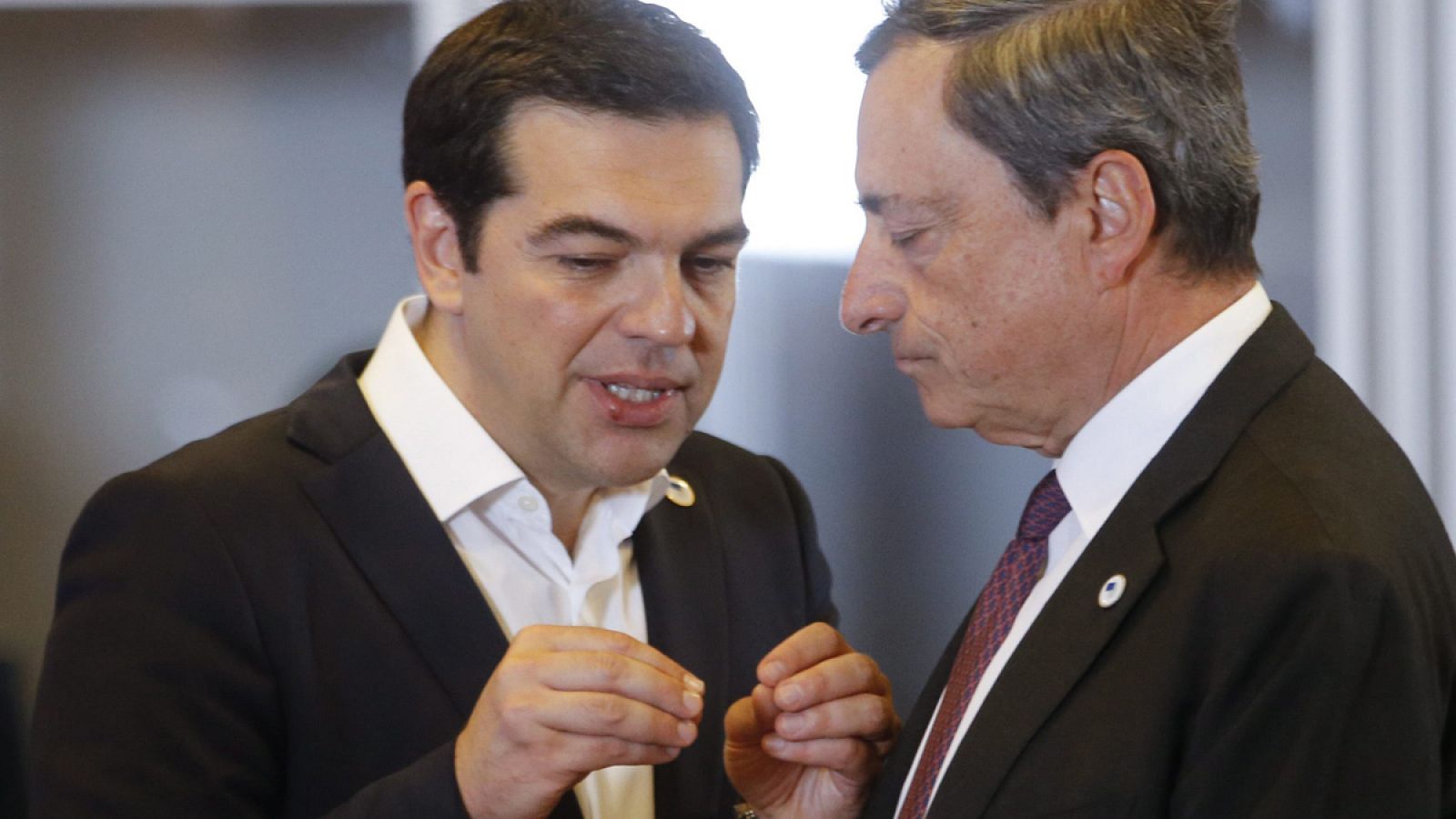 El primer ministro griego conversa con el presidente del BCE
