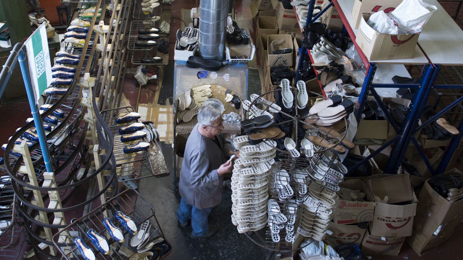 Imagen de un trabajador en una fábrica de calzado