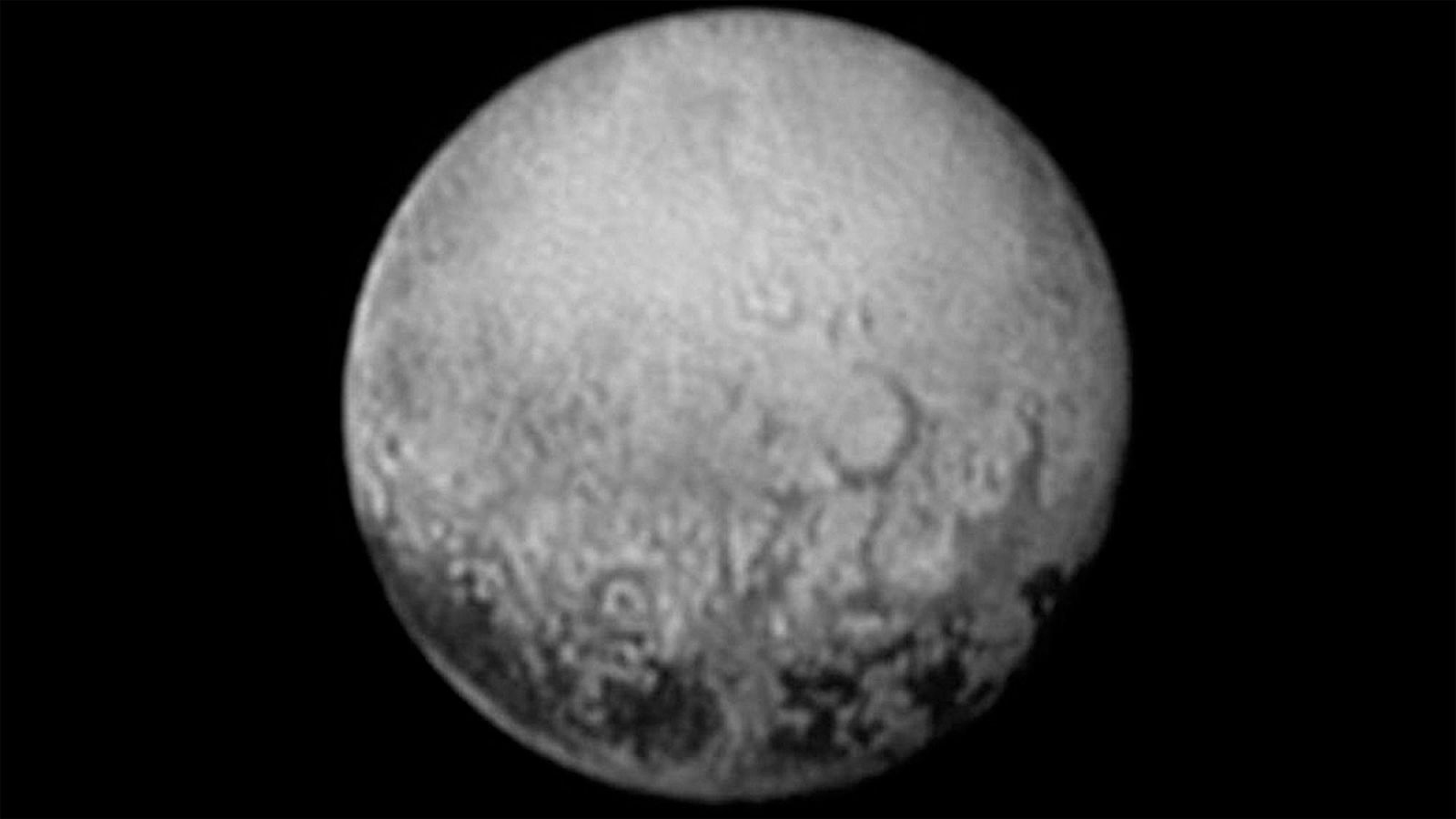 Imagen de la sonda New Horizons, que muestra cuatro manchas cerca del ecuador de Plutón.