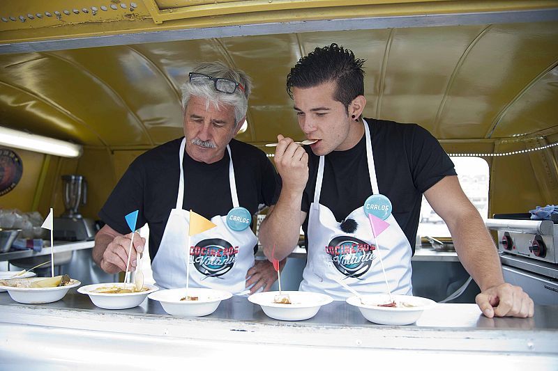 Los Maldonado en plena degustación de tapas