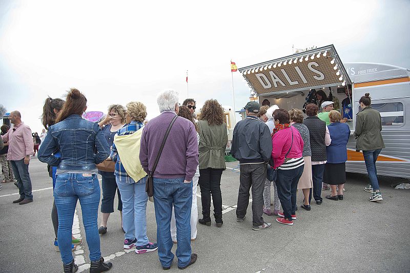 Los vecinos de Comillas se acercan para probar las tapas que han preparado los aspirantes