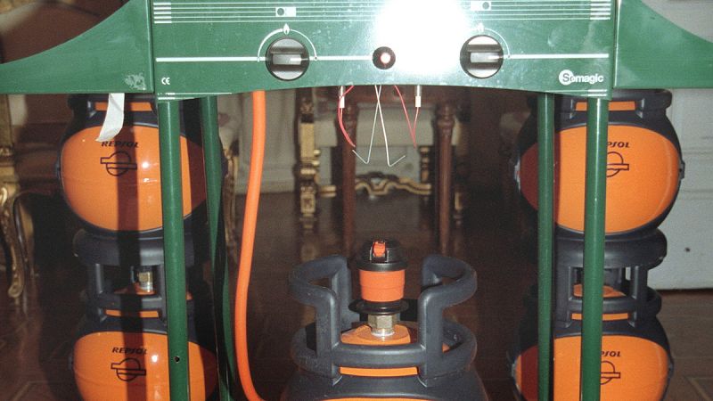 Bombonas de butano en una barbacoa a gas