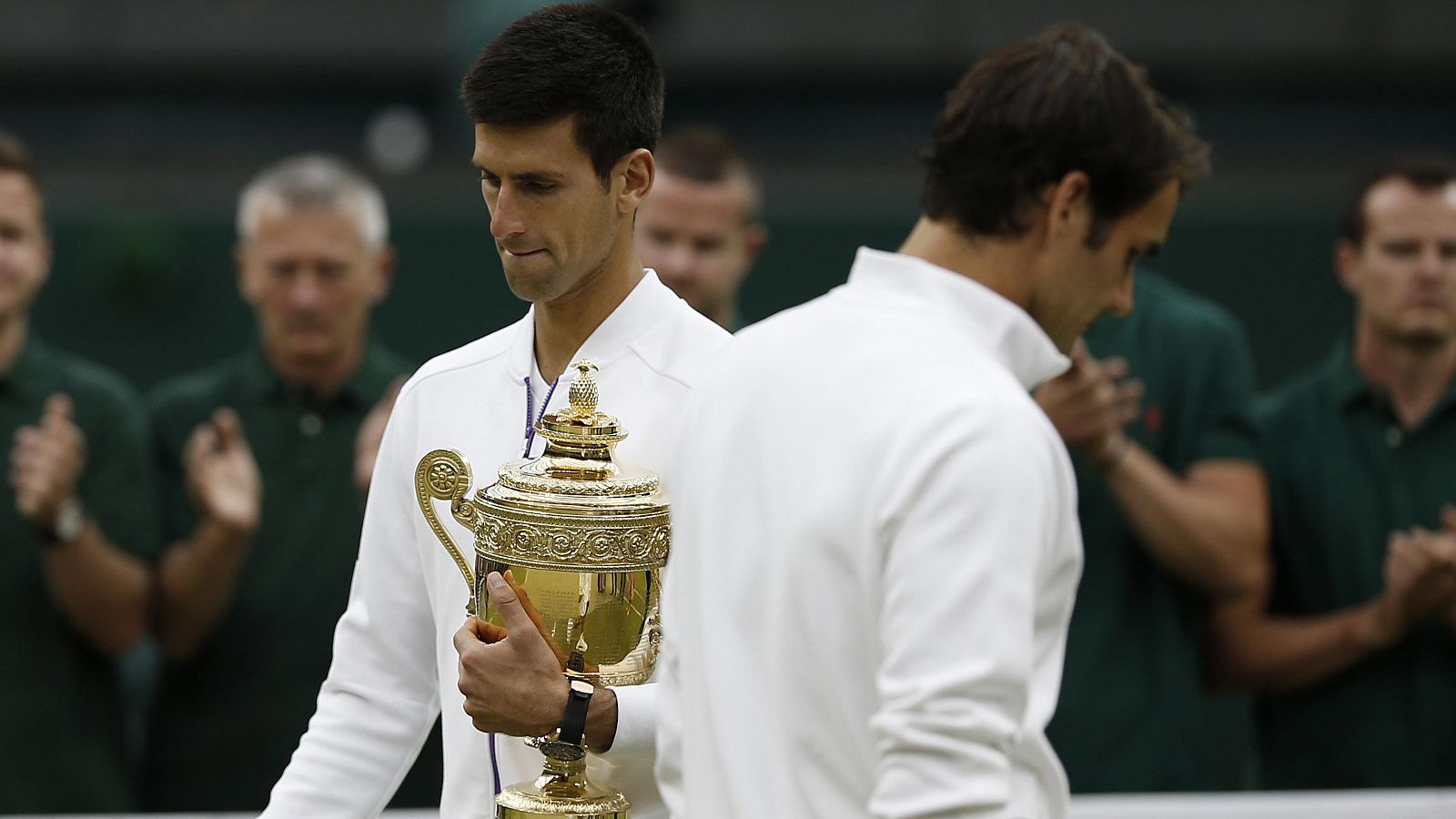 Novak Djokovic, con su tercer Wimbledon ganado ante Roger Federer / AFP