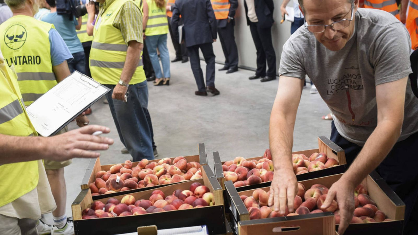 Cajas de fruta en un banco de alimentos