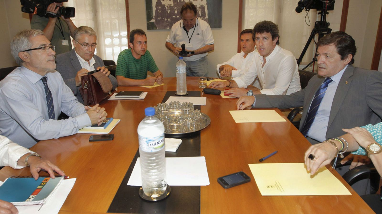 El candidato socialista a la Presidencia del Principado, Javier Fernández, y Gaspar Llamazares, portavoz de IU, al inicio de la reunion del PSOE e IU.