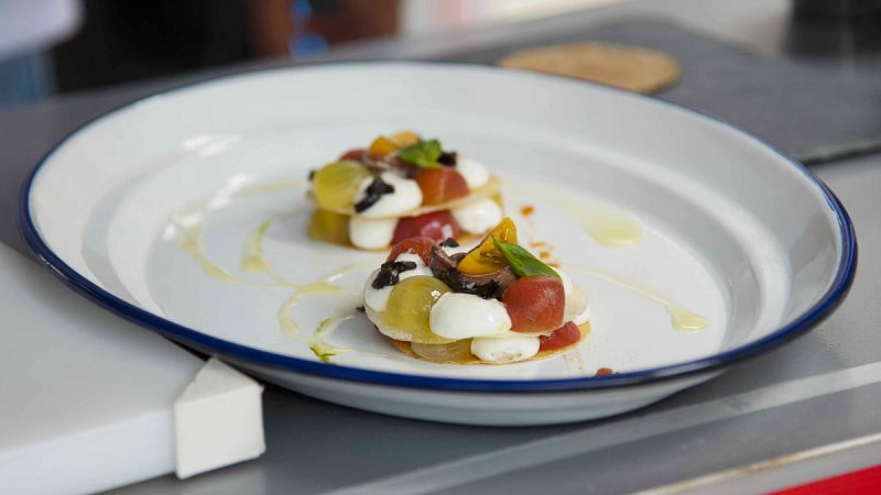 Milhojas de anchoas en salazón con una espuma de queso pasiego, mermelada de tomate y un puré de albahaca