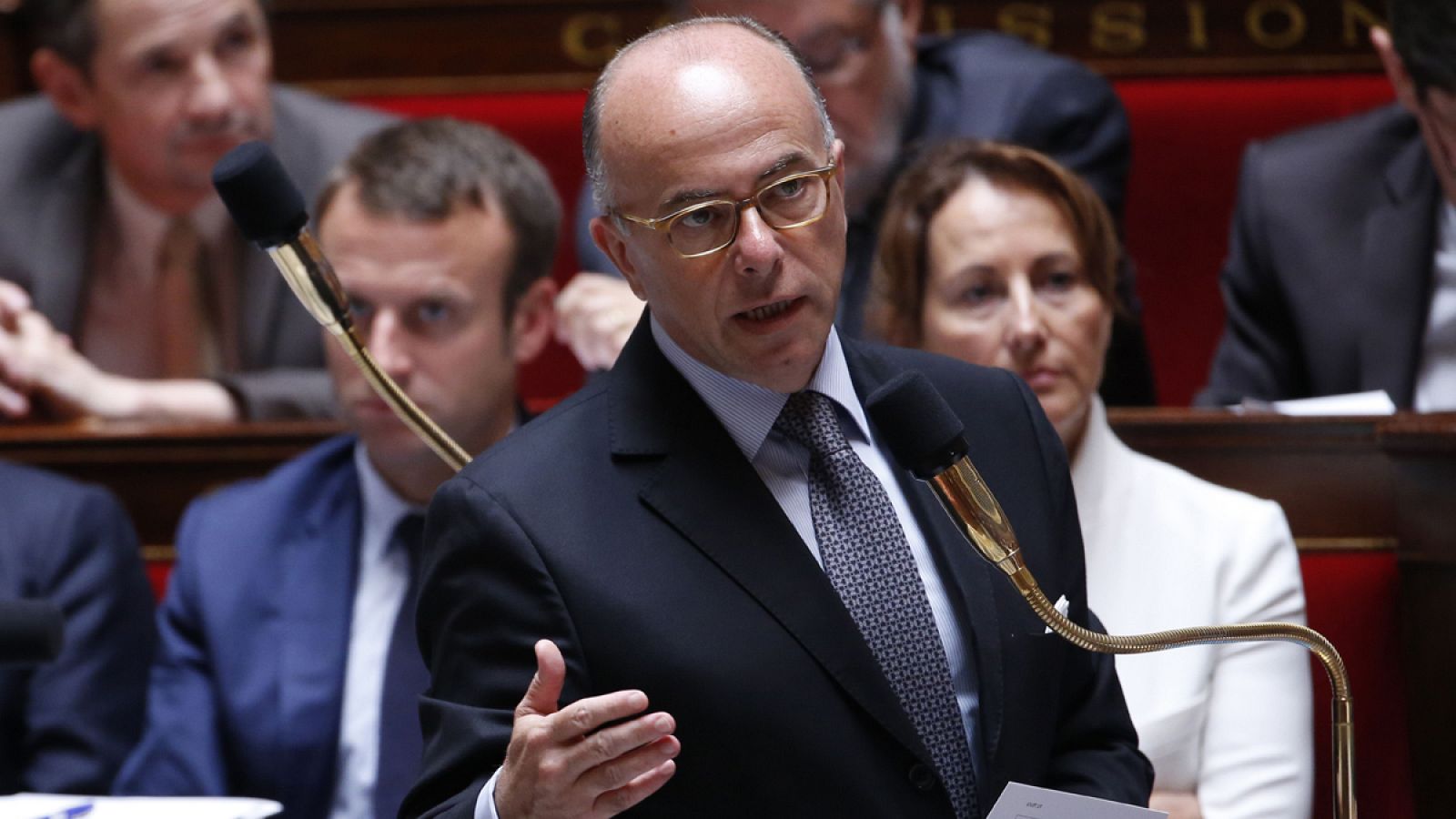 El ministro del interior francés, Bernard Cazeneuve, habla frente a la Asamblea Nacional francesa