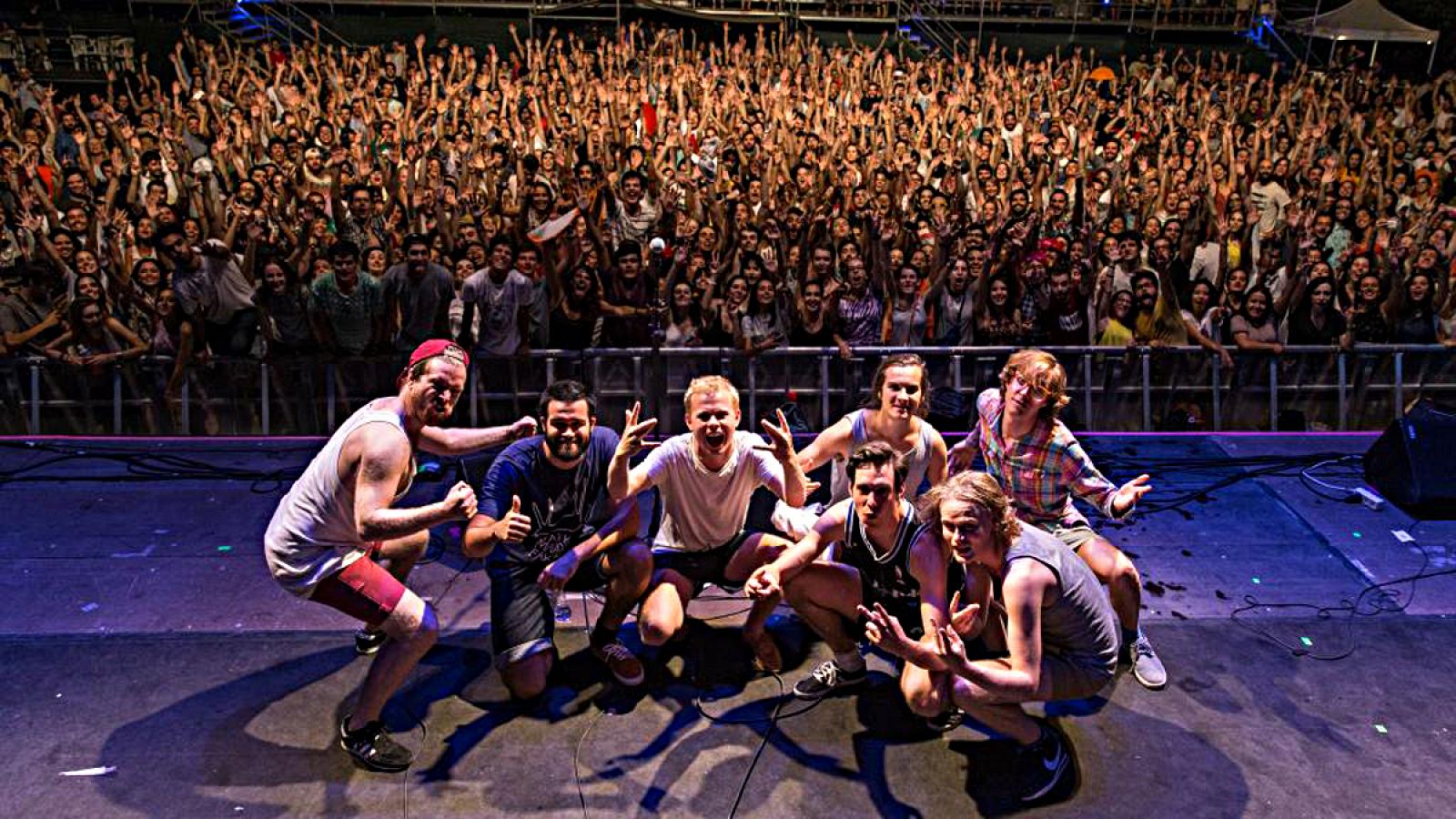 Imagen de los chicos de Kakkmaddafakka junto a Erlend Øye en el festival Buenas noches Madrid.