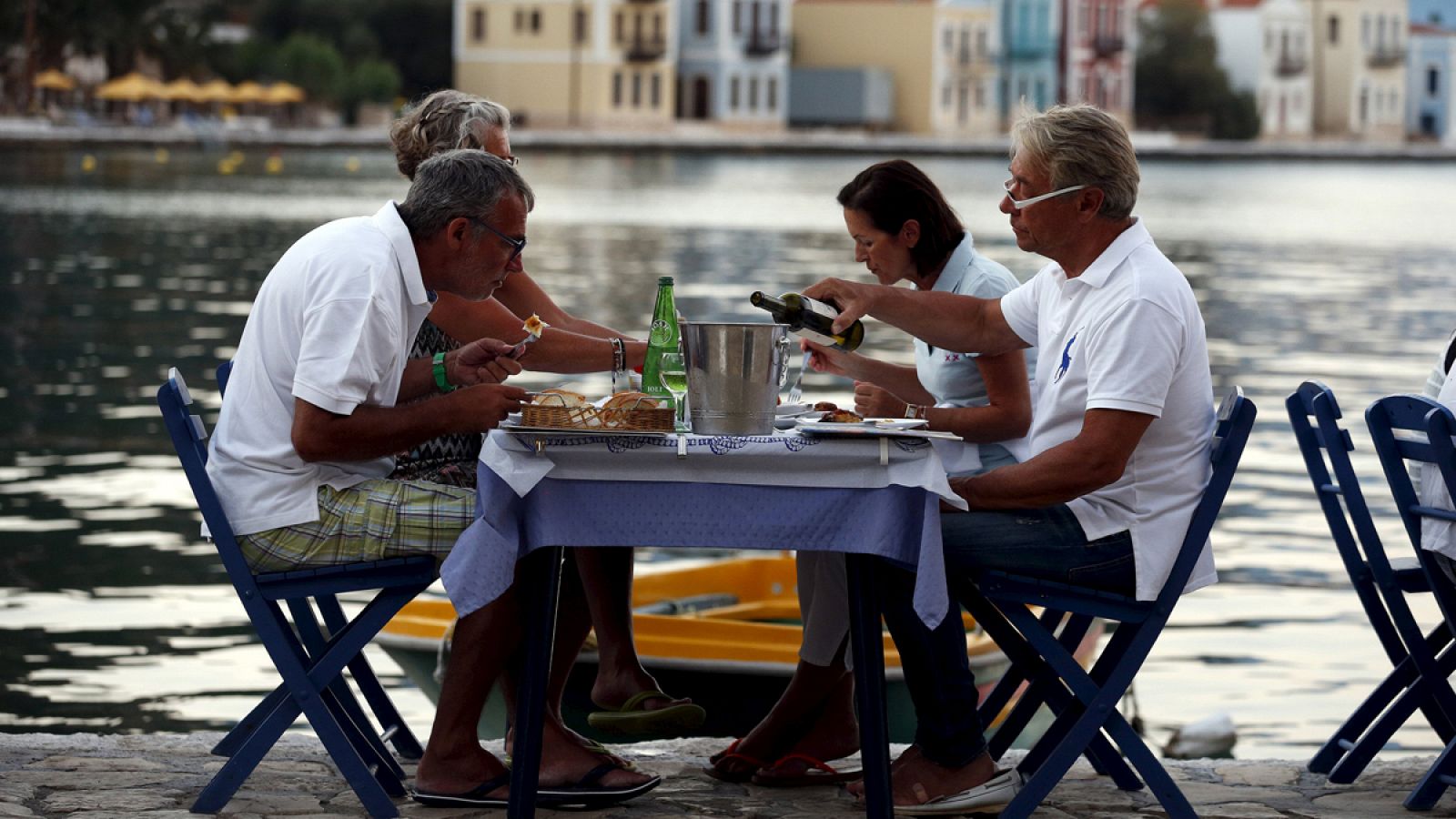 Unos clientes comen en un restaurante de una isla del Dodecaneso