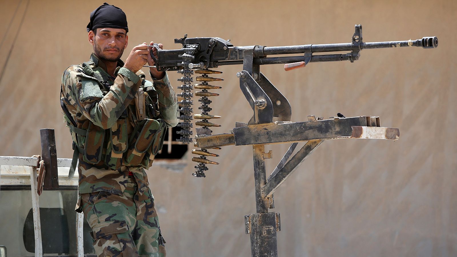 Un miliciano apoyando al ejército iraquí durante los conflictos con el Estado Islámico