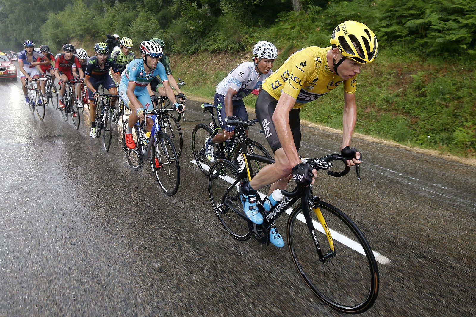 Imagen de Chris Froome liderando el pelotón en la etapa 12 del Tour de Francia 2015.