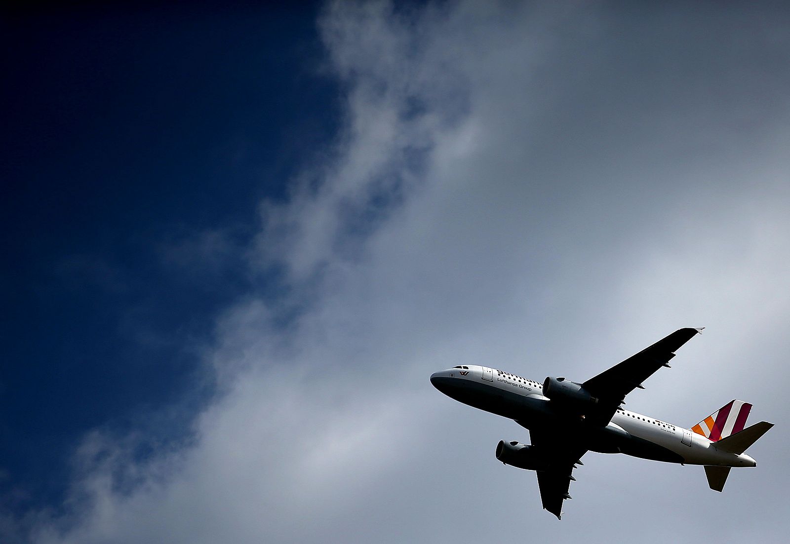 Fotografía de archivo de un avión despegando desde el aeropuerto de Colonia-Bonn. AFP PHOTO / DPA / OLIVER BERG