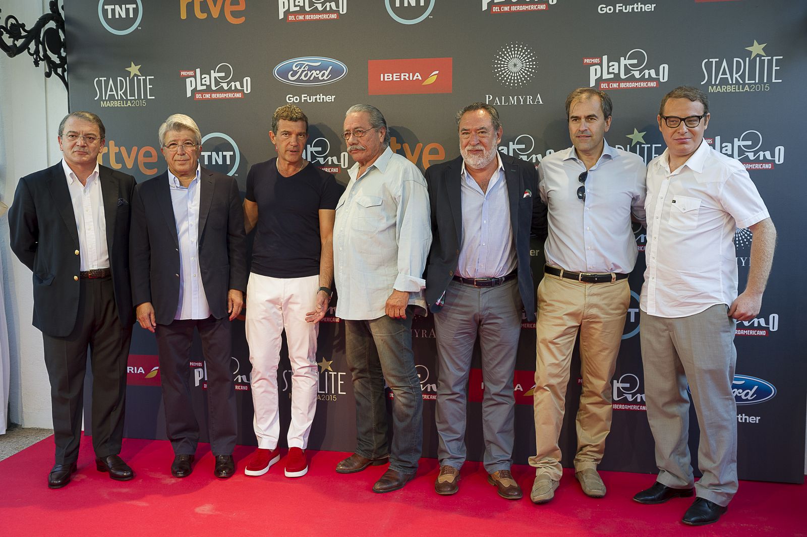 José Ramón Díez y Antonio Banderas junto al resto de los asistentes a la rueda de prensa de los Premios Platino
