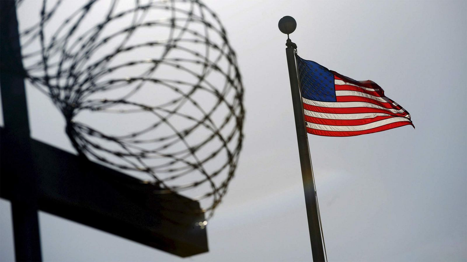 Una bandera estadounidense ondea en la base militar de Estados Unidos en Guantánamo, en territorio cubano.