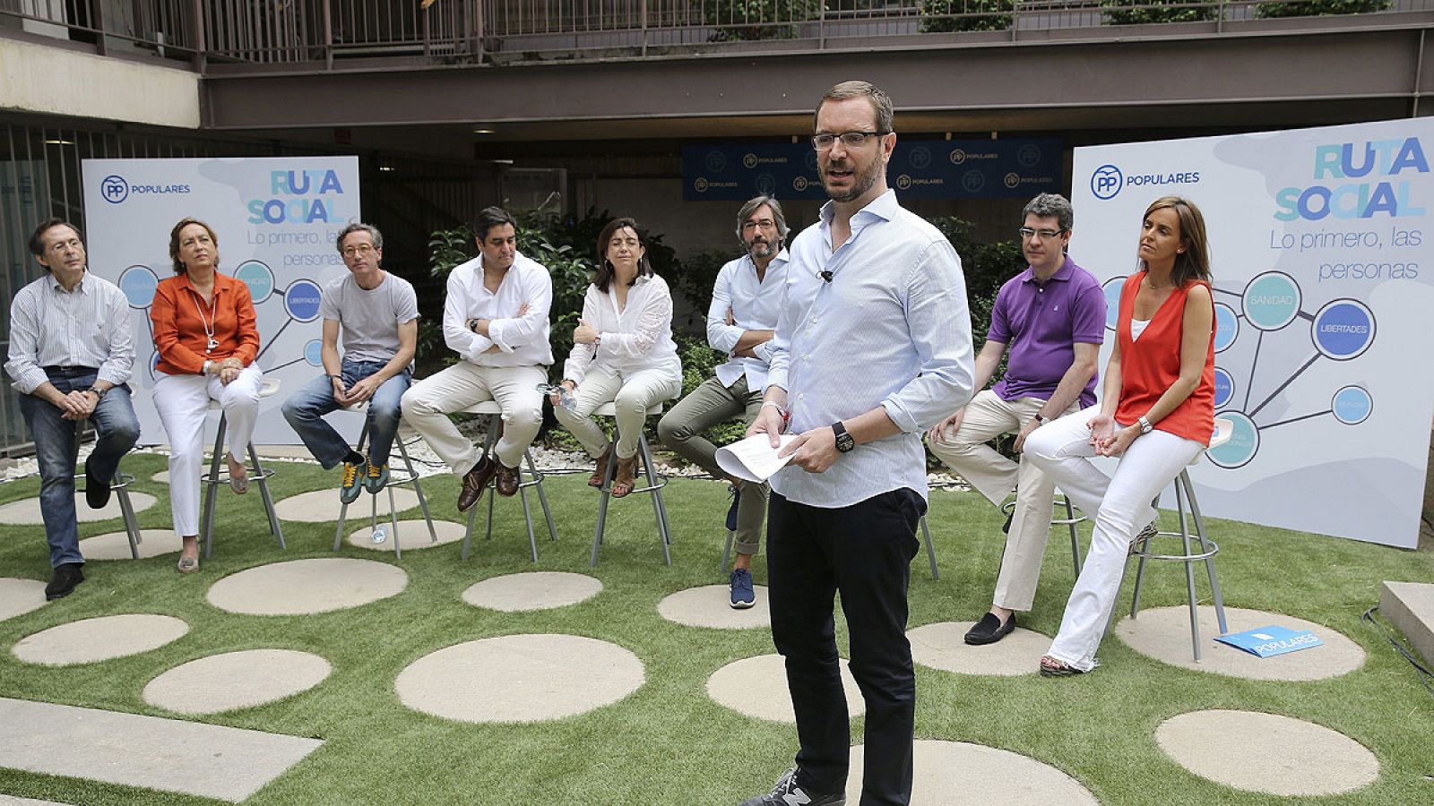 El vicesecretario general de Sectorial del PP, Javier Maroto, con otros miembros del partido