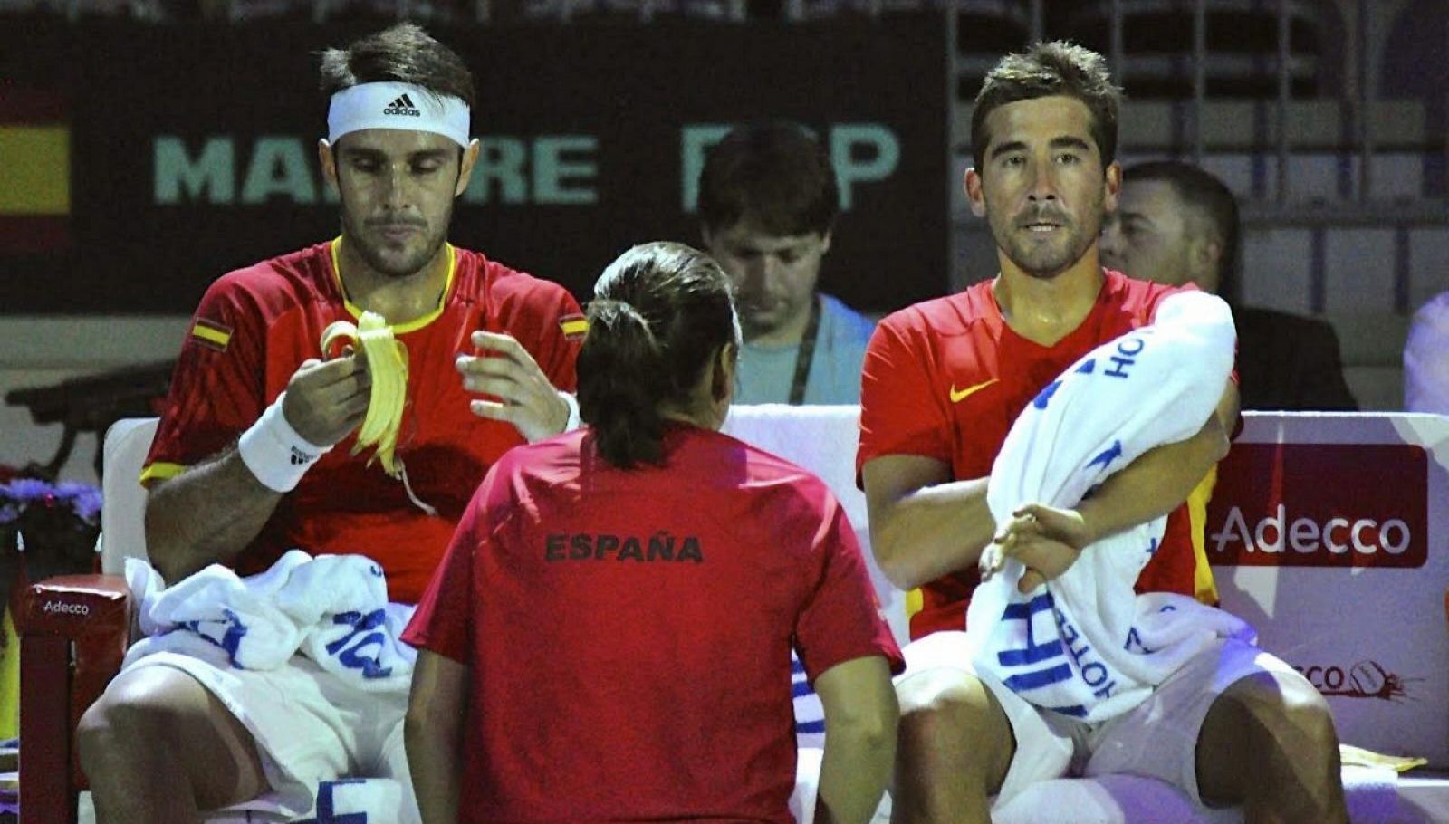 Conchita Martínez, de espaldas, da instrucciones a Marc López y David Marrero / EFE