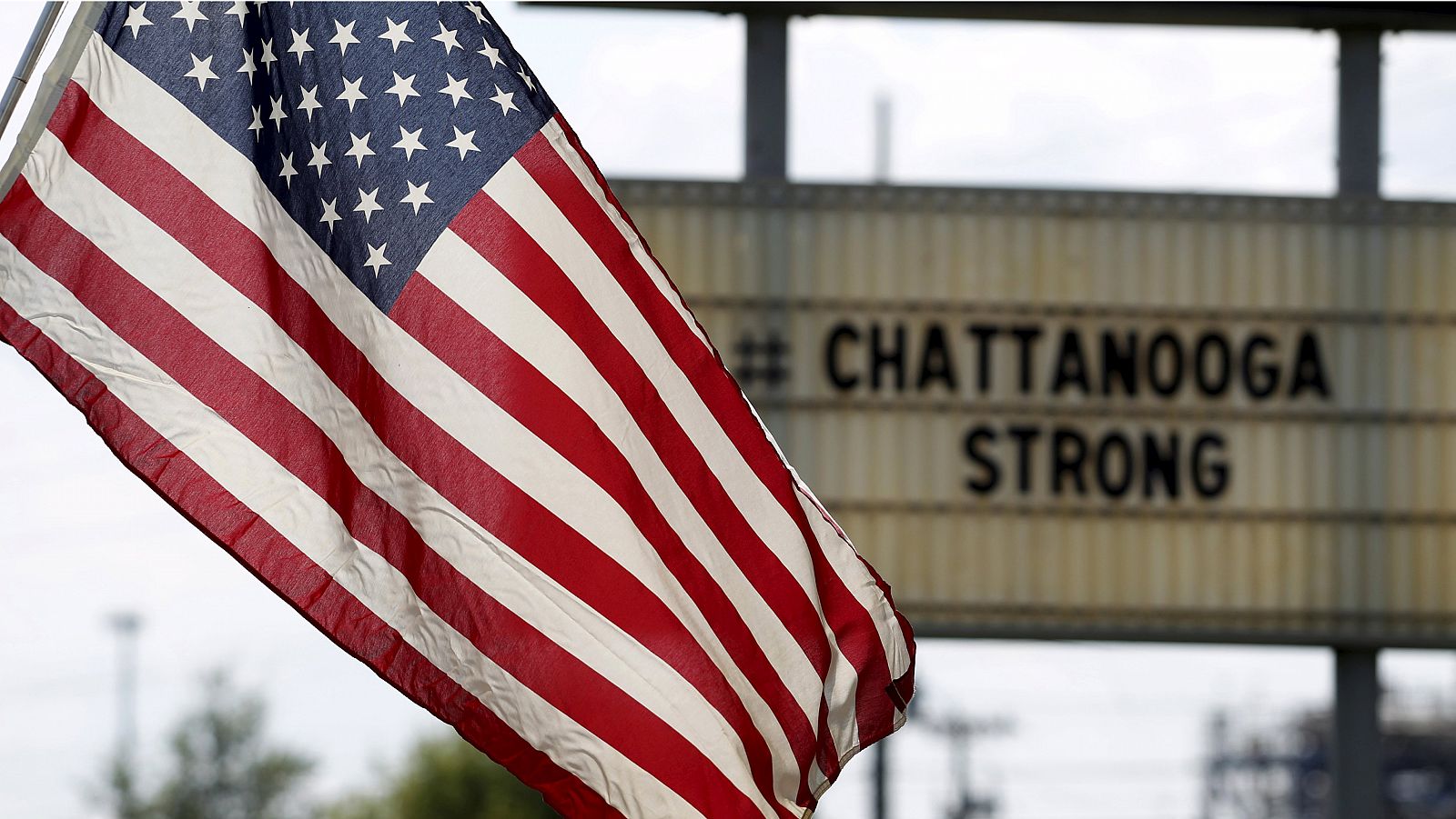 La bandera americana ondea en honor a los fallecidos en Tennessee