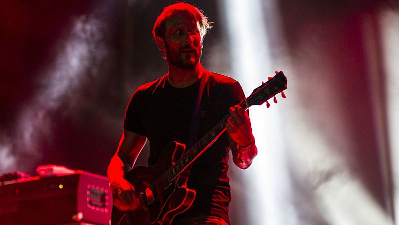 Gaizka Mendieta se une a Los Planetas con la guitarra para tocar 'Un Buen Día'