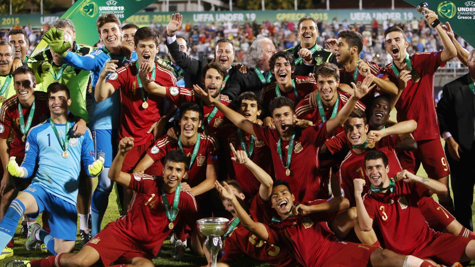 Los jugadores de la Selección española de fútbol sub-19 celebran su triunfo en el europeo de Grecia.