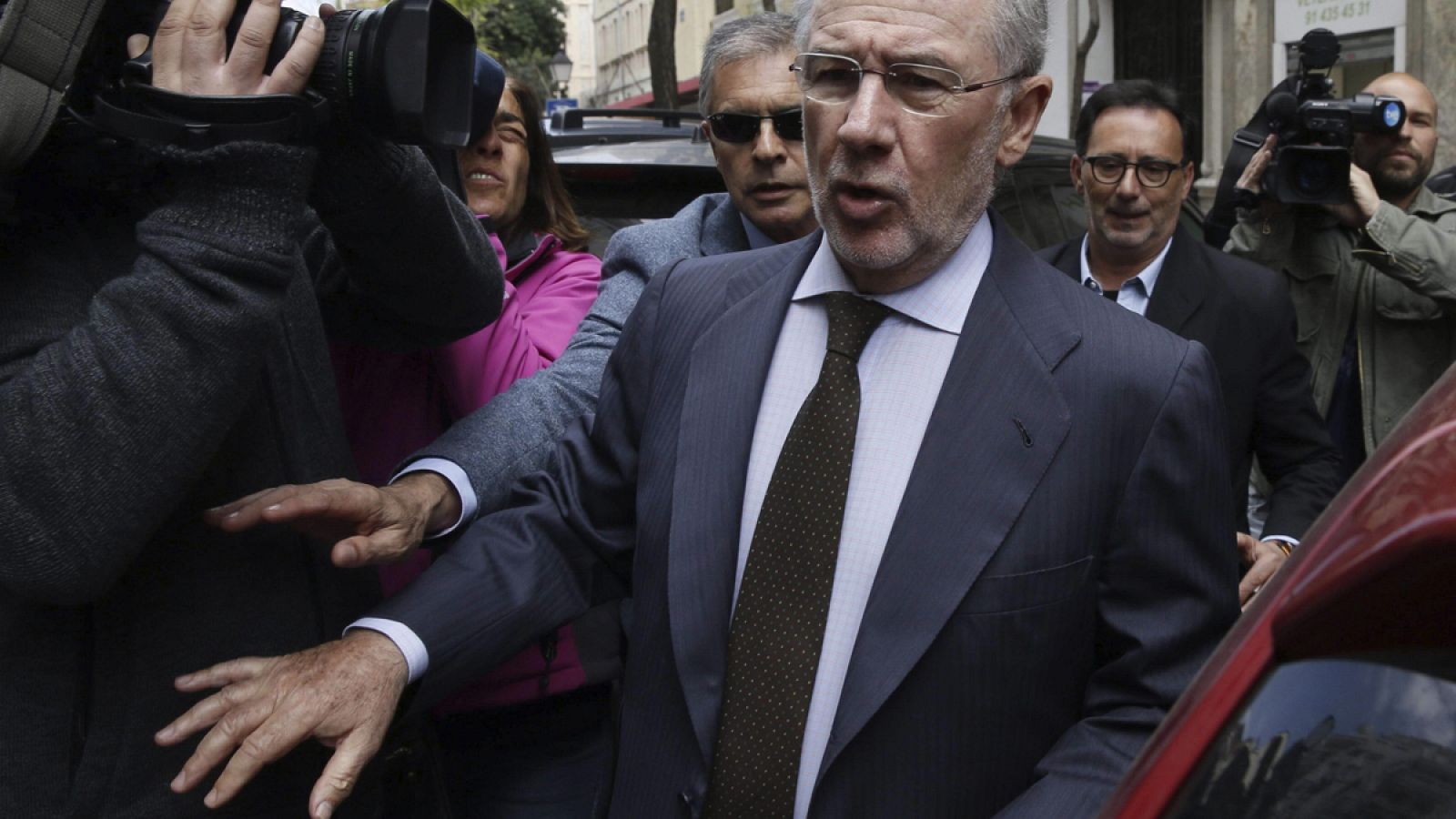 El exvicepresidente económico, Rodrigo Rato, sale de su despacho