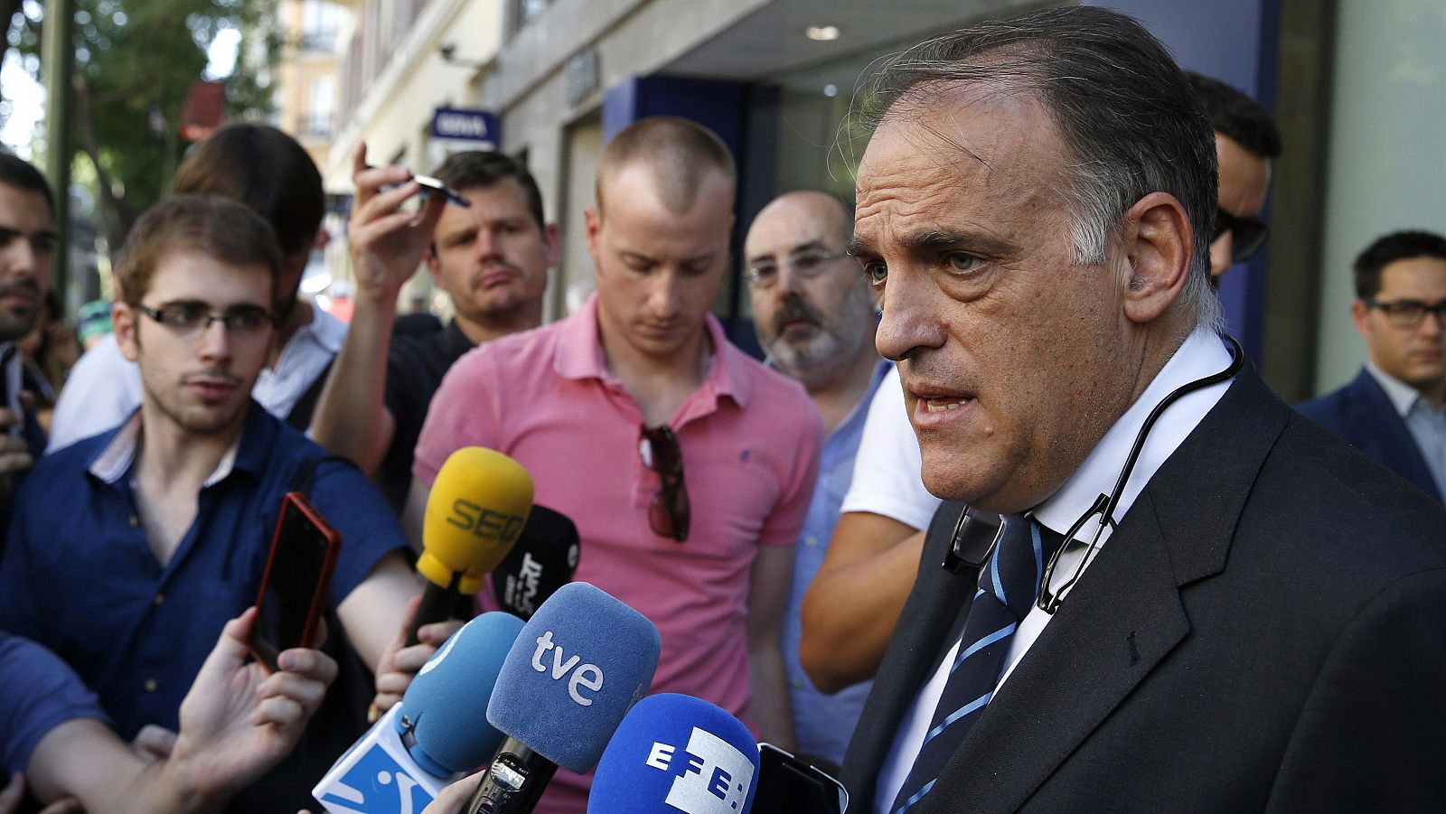 El presidente de la LFP, Javier Tebas, atiende a los medios a la salida de los juzgados / EFE