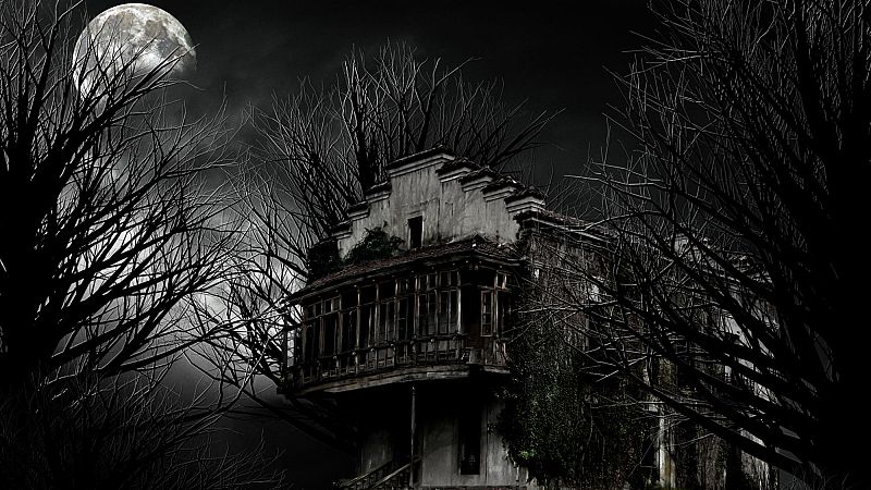 Recreación de una casa encantada iluminada a la luz de la luna llena.