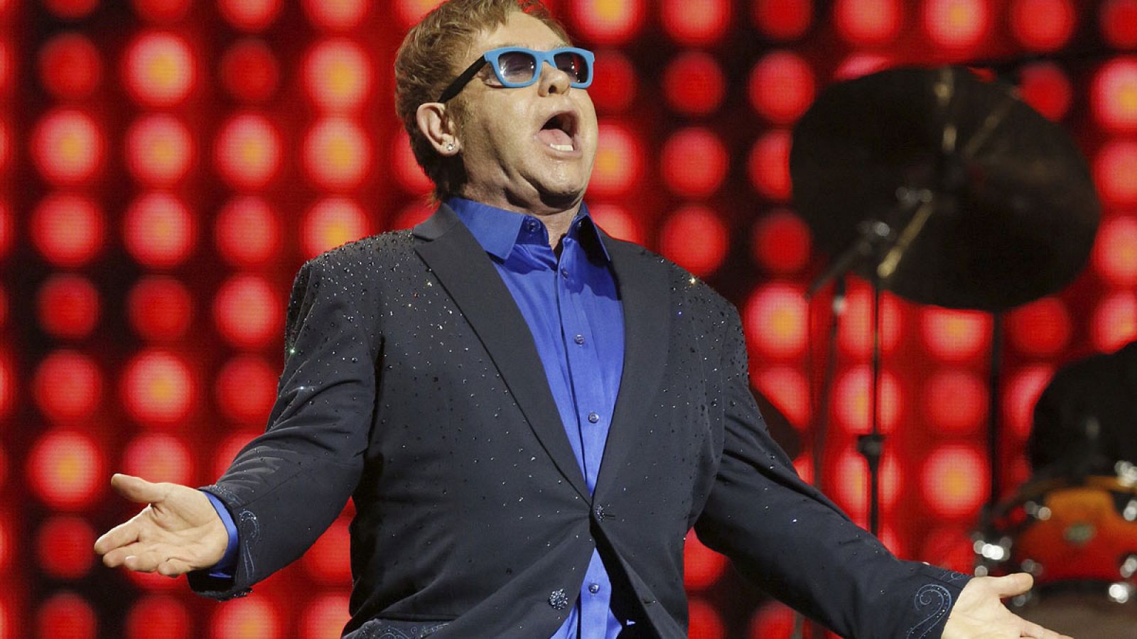 Sir Elton John sobre el piano en un momento de su actuación en el Teatro Real de Madrid.