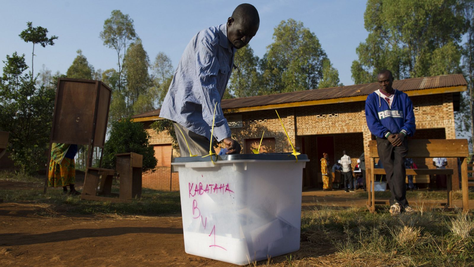 Un votante en un colegio electoral de Buye, en Burundi.