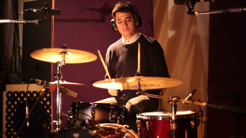 Aitor, batería de Mujeres, grabando en Presión Sonora