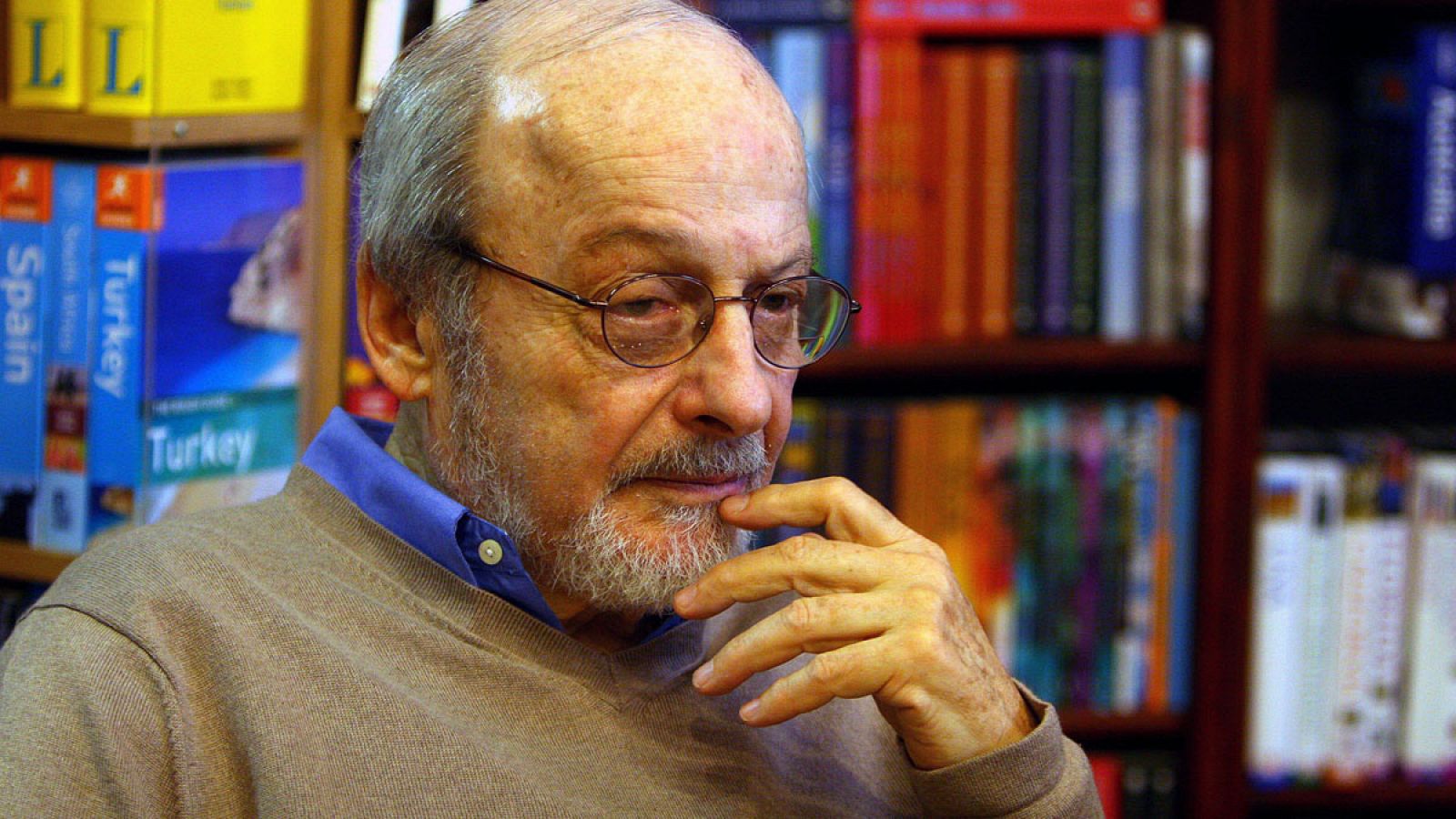 Fotografía de archivo del escritor estadounidense E.L. Doctorow en Big Ben Bookshop en Praga (República Checa).