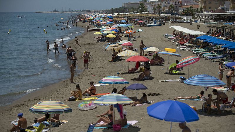 Bañistas en una playa de Torremolinos