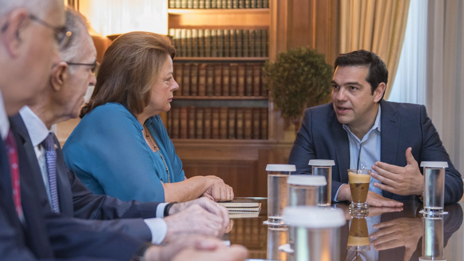 Tsipras se reúne con la líder de la patronal bancaria, Luka Katseli