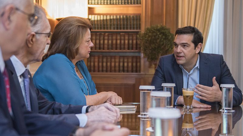 Tsipras se reúne con la líder de la patronal bancaria, Luka Katseli