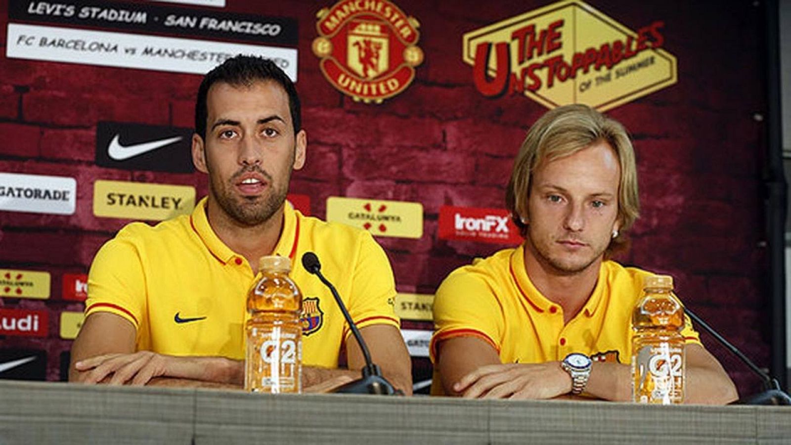 Busquets y Rakitic, durante una rueda de prensa.